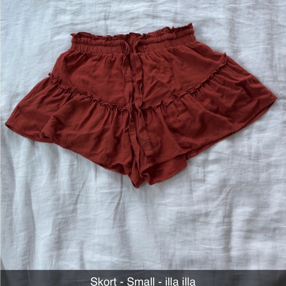 ILLA ILLA Brown Shorts with Feminine Ruffled Hem